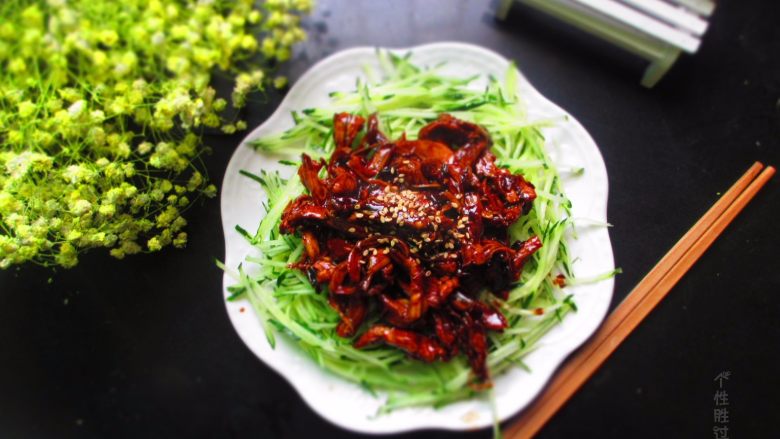 酱香鸡丝,把超好的鸡丝放入黄瓜丝上,撒上白芝麻即可
