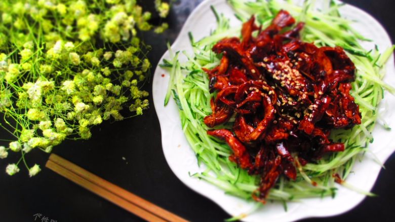酱香鸡丝,这个菜讲究快火爆炒,能使原料嫩滑,酱香浓郁