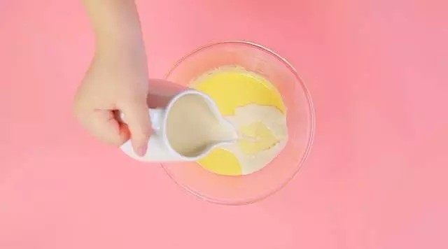 零失败网红豆乳盒子,③热豆浆400ml倒入面糊中,搅拌均匀