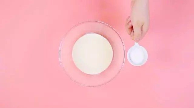 零失败网红豆乳盒子,⑥<a style='color:red;display:inline-block;' href='/shicai/ 8197'>淡奶油</a>100ml加入细砂糖8g,搅打至八分发,装入裱花袋中备用