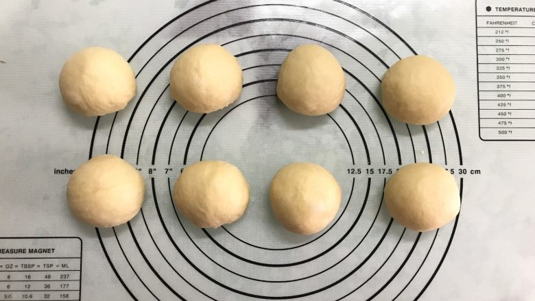 芝麻软面包,将一发后的面团分成8个小面团。滚圆后盖上保鲜膜静置松弛,时间为20分钟。