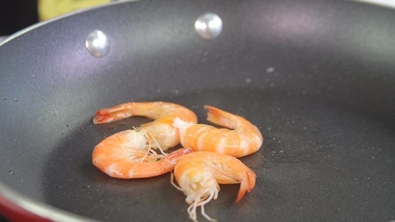 柠檬荞麦面,煮面的同时用平底锅将<a style='color:red;display:inline-block;' href='/shicai/ 296'>大虾</a>煎好。