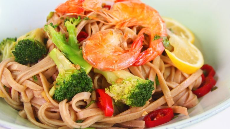 柠檬荞麦面,将控好水的面条和西兰花倒入调好的酱汁拌均装盘，摆上大虾就可以了。