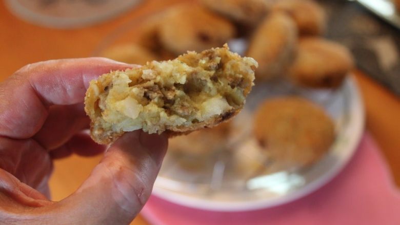 可乐饼,外皮酥脆,内馅柔软,咖哩风味迷人,肉馅也多汁好吃。