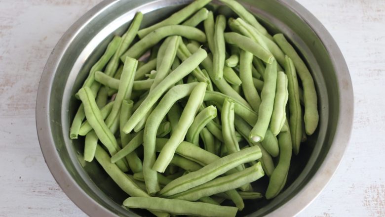 酱香干煸豆角,<a style='color:red;display:inline-block;' href='/shicai/ 3639'>豆角</a>去丝去头,掰成小段,洗净沥干水分。