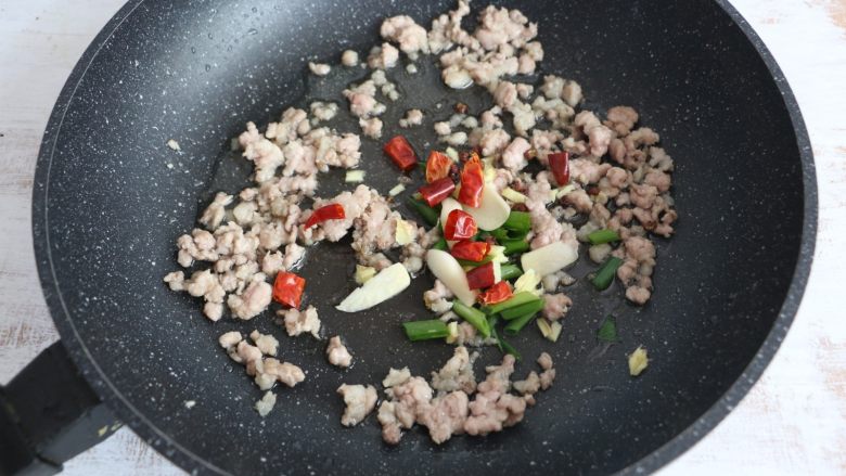 酱香干煸豆角,肉末变色后,放入葱、姜、蒜、干辣椒、<a style='color:red;display:inline-block;' href='/shicai/ 700'>花椒</a>进行翻炒。