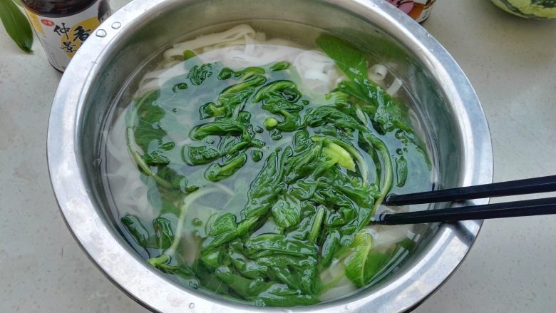 超快手凉面条, 捞面条盆中抄散散热(如果感觉盆中水热可倒出更换凉水,让面条、菜快速降温)。