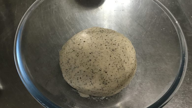 红茶奶酥 (山寨原麦山丘),继续揉面大约10分钟,揉至面团可拉出较细的筋膜即可,不到吐司那个程度也可以,如果用面包机,放盐后就再揉一个程序。揉好的面团揉圆放入盆中,发酵