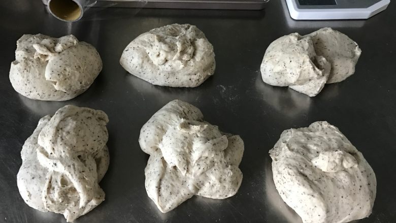 红茶奶酥 (山寨原麦山丘),发酵好的面团排气揉匀后,用电子称均匀分割