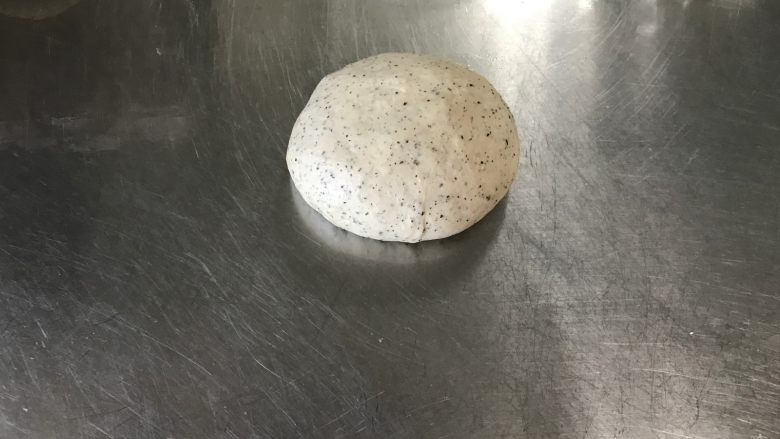 红茶奶酥 (山寨原麦山丘),这个面团是比较软,稍微有点粘的那种状态。在整形之前,要在案板上涂抹色拉油或玉米油等无味道的油防粘