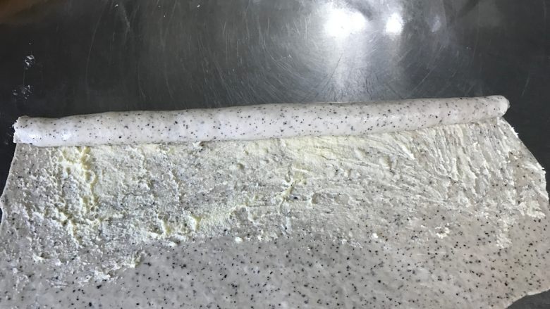 红茶奶酥 (山寨原麦山丘),面饼由上至下卷起