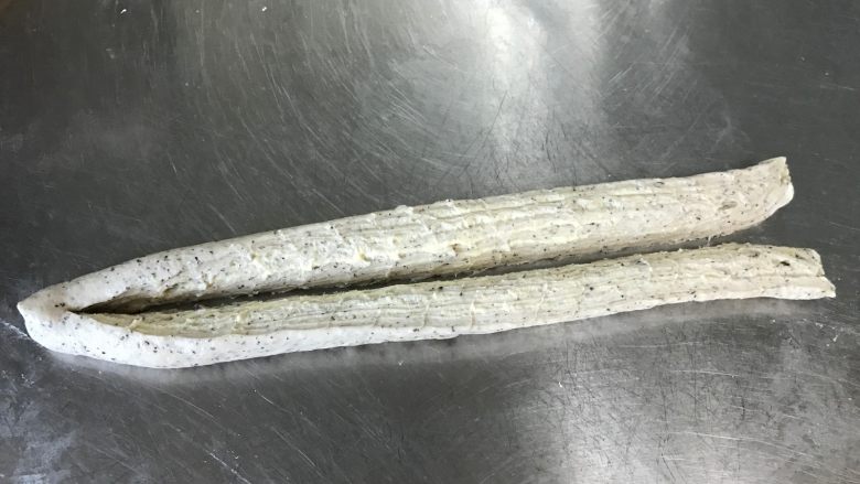 红茶奶酥 (山寨原麦山丘), 用剪刀将面卷剪成两半