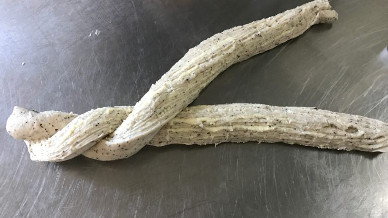 红茶奶酥 (山寨原麦山丘),切面冲上,两边交叉卷起
