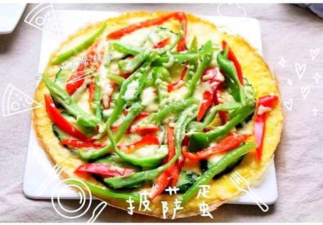 披萨蛋,轻轻晃动锅子蛋饼会自动脱离。喷喷香的小蛋饼,奶酪本身的咸味就够了,不需要额外加盐。🌻小贴士:全程小火,蛋不会焦掉,最后很好就出锅了。