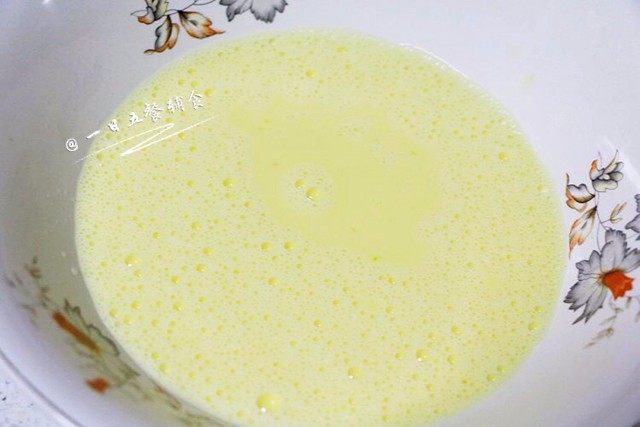 美式炒蛋,🌻小贴士:鸡蛋里的空气越多,炒出的鸡蛋越顺滑。