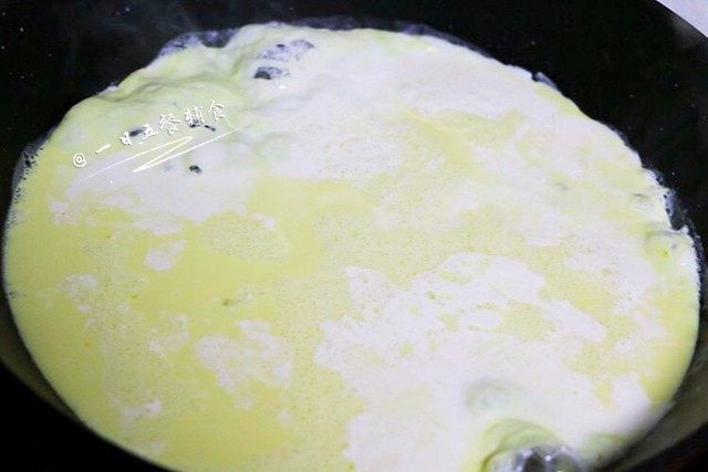 美式炒蛋,再加打好的鸡蛋液倒入锅中,用小火翻炒。