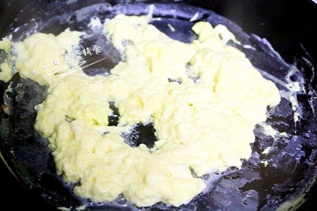 美式炒蛋,鸡蛋大部分凝固就可以离火出锅了,用鸡蛋自己的余温完全变熟。