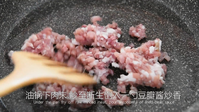 这样做的“红烧冬瓜”好吃入味,一招取胜!,油锅下肉末,炒至断生倒入一勺豆瓣酱炒香