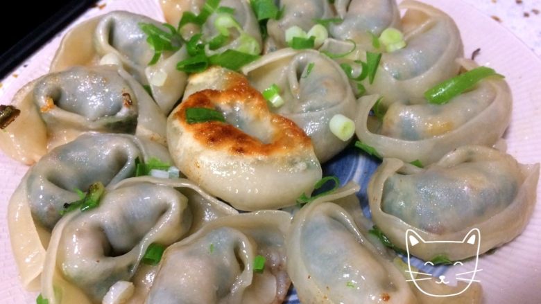 好吃到尖叫的煎饺,出锅完成,底面金黄微脆,上面松软有劲道,吃起来满口余香。调一点酱汁沾着吃会更美味。