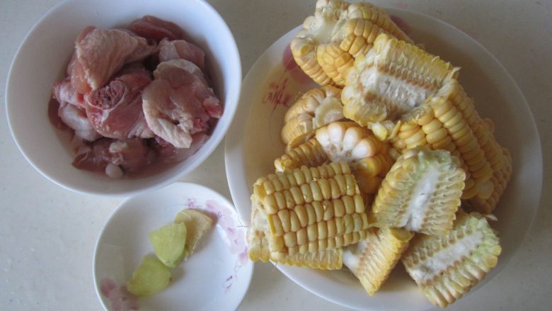 玉米烧鸡腿,准备好原材料;
