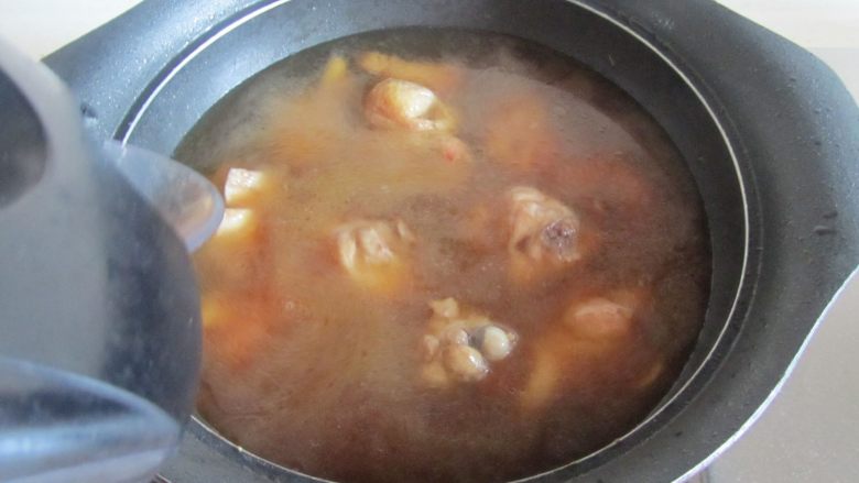 玉米烧鸡腿,加入少许水进去炖煮;