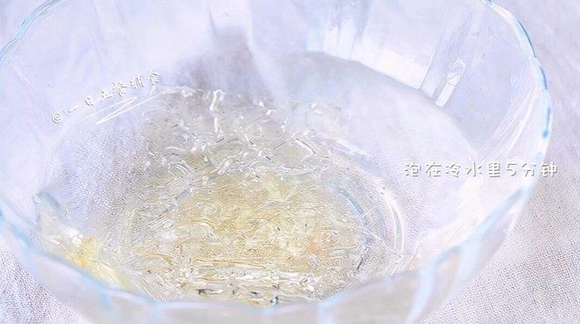 缤纷酸奶糕,将15克吉利丁片剪开,泡在冷水里5分钟。