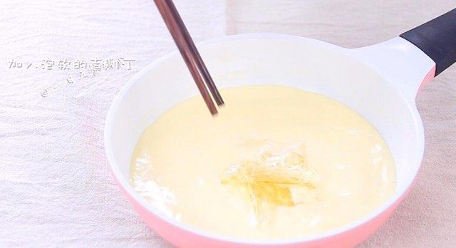缤纷酸奶糕,加入泡软的吉利丁片,搅拌至吉利丁片溶化。将酸奶倒入搅拌均匀。
🌻小贴士:吉利丁片加进来的时候,奶类是温的,不能是烫的,烫的会影响吉利丁的粘