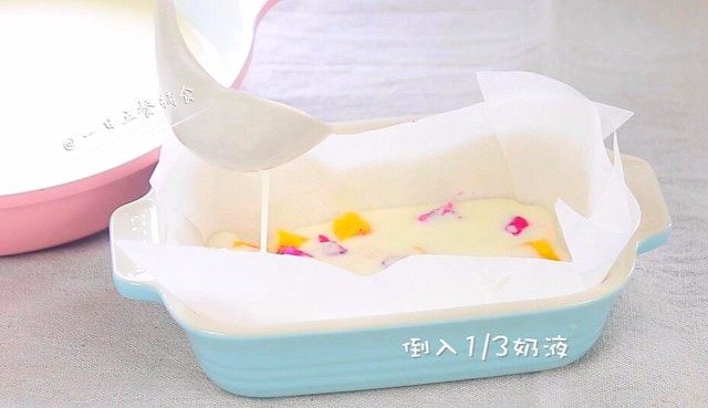 缤纷酸奶糕,水果铺底,倒入1/3奶液,再来一层水果,倒一层奶液,水果和奶液全部加入。水果有的地方多一点,有的地方少了点,最后好多“立不正”的原因。