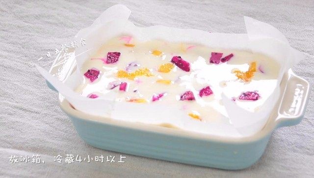缤纷酸奶糕, 奶液倒进模具放冰箱,冷藏4小时以上。