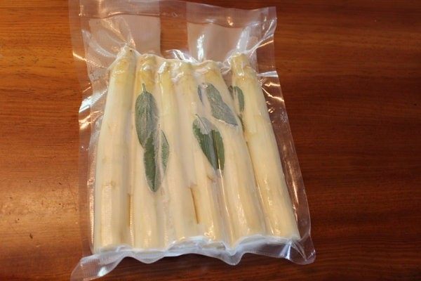 在家也可以轻松舒肥,Zip夹练袋和真空包装塑料袋采用的材质都是不含双酚A的聚乙烯,分解的温度是摄氏90.5度。Sous vide烹调的温度不会超过这个温度。