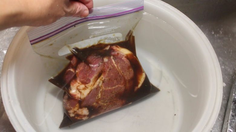 在家也可以轻松舒肥,将将汤汁和食材放入夹练袋,将袋子慢慢放入一大盆水中,大气压力和水的压力会将袋内的空气赶出,在最终的时候封口,就可以做出几乎真空的封口袋。