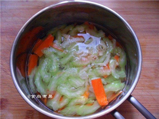 杂蔬炒牛肉,烧开适量水,倒入西芹、胡萝卜片焯熟