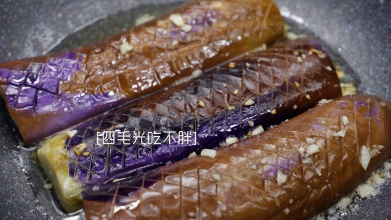 肉沫茄子鱼,热油，开小火，把沥干水的茄子放入锅中煎，为防止煎焦，要不停地翻面煎；