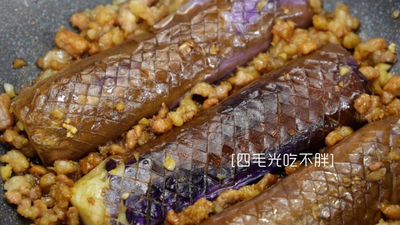 肉沫茄子鱼,煎至8成熟时加炒制好的肉末和蒜泥，加生抽、盐、<a style='color:red;display:inline-block;' href='/shicai/ 756'>鸡精</a>少许调味，收汁起锅；