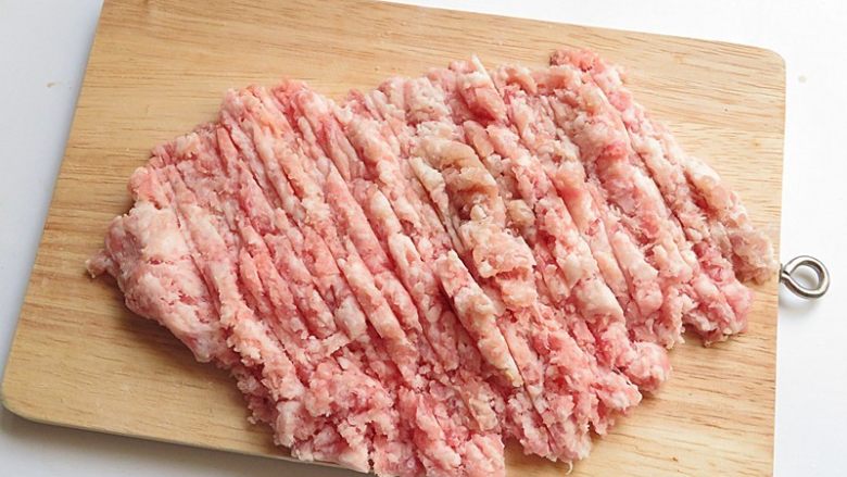 肉饼蒸蛋,将猪肉剁成肉末,不用太细腻