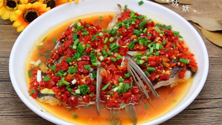 剁椒鱼头,撒上小<a style='color:red;display:inline-block;' href='/shicai/ 3250'>葱</a>提味装饰即可,又简单又美味。