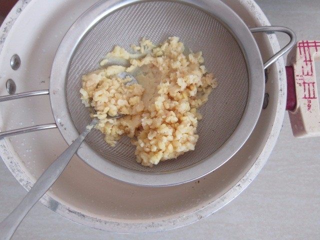 蔓越莓绿豆糕,煮好绿豆用筛子过下筛,这样的目的是让口感更细腻。