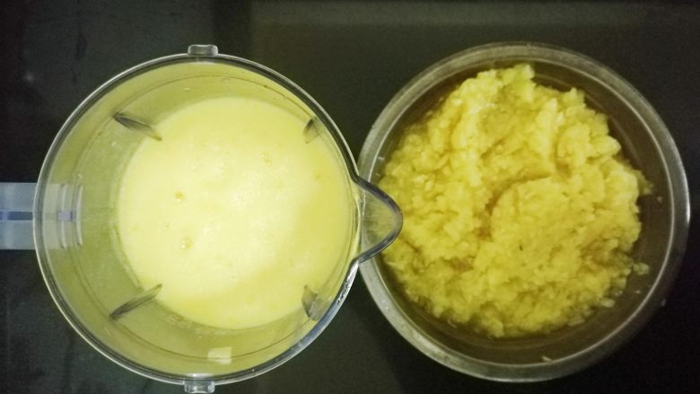 手工自制凤梨酥,当中稍硬的心用料理机打成泥,果肉用刀剁细