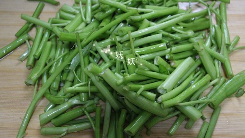 辣烧空心菜梗,切段,然后用刀拍一下,把菜梗拍扁好入味,无需可以狠狠的一个一个去砸,刀子带过去就可以了。