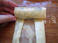 豆腐皮素春卷,两边向中间折叠一下,卷起