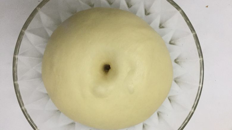 面包超人,用手指沾面粉,戳个洞,不回缩
即可