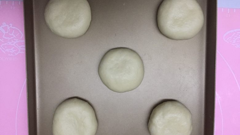 面包超人,然后放在烤盘里稍微按扁,依次做好每个面团