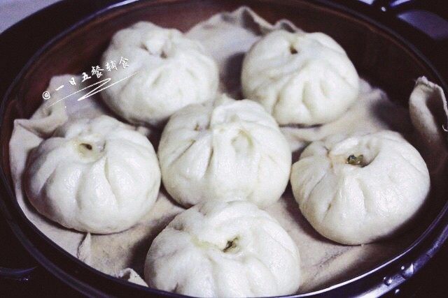 芹菜猪肉包子,待包子个头明显变大后,开大火加热,水开后再蒸15分钟。