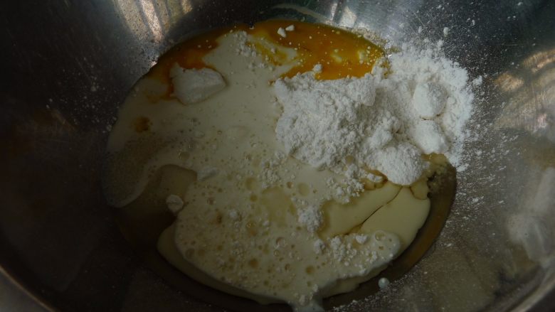 巧克力云石麻糬包,牛奶120克,糖25克,麻糬粉170克,茶油30克,蛋液25克放一起