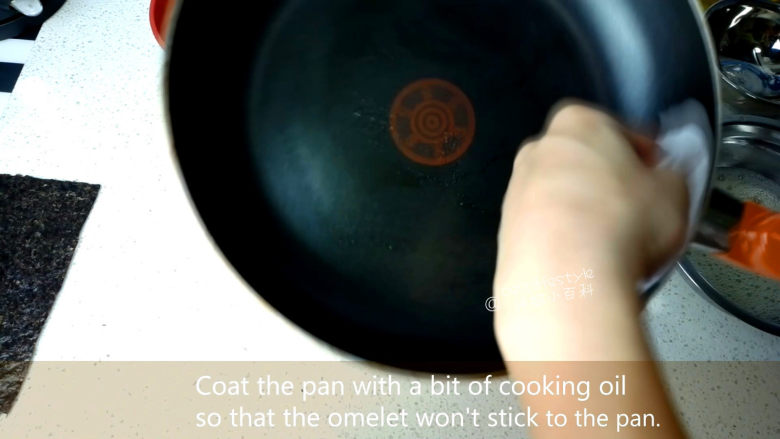 海苔双色蛋卷,将少量<a style='color:red;display:inline-block;' href='/shicai/ 857'>植物油</a>倒在纸巾上,并均匀涂抹于平底锅表面