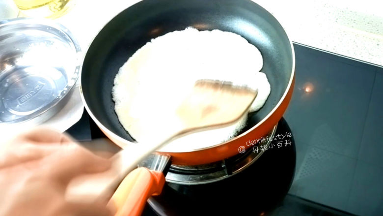 海苔双色蛋卷,锅中加入适量油,中火烧至七成熟,倒入蛋清,摊平