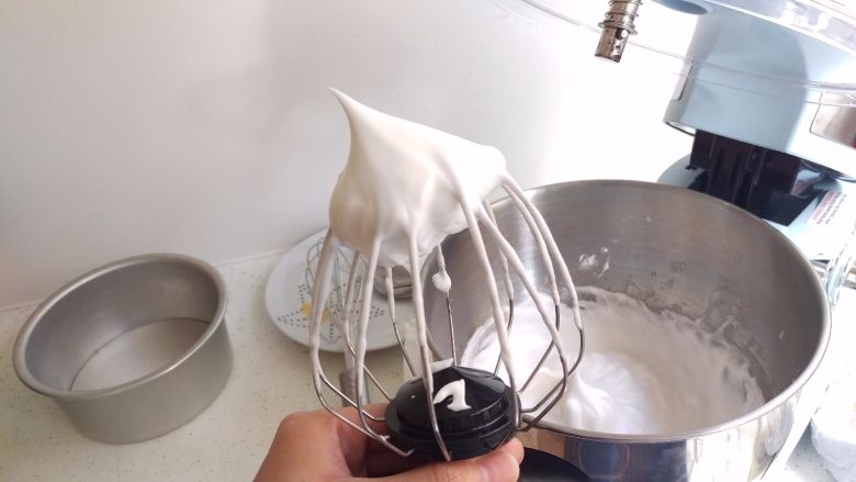 荔枝甜酒蛋糕,最后打到硬性发泡,像图这样就可以了,尖尖头向上。