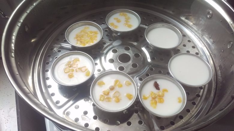 港式钵仔糕(QQ弹弹),等到水煮开后加入粉浆,大火15分钟就可以出炉咯,这个方子可以做10个小碗,具体还是看自己碗的大小。