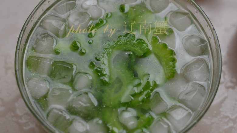 枸杞冰苦瓜,捞出放在冰水及冰块中充分过凉，这样口感才好。
