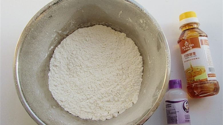 教你不用模具也可自制纯手工DIY月饼,准备好做月饼的材料 ,这里所说的材料是月饼皮的材料,内馅材料自行准备好